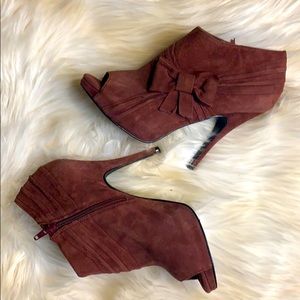 Aldo Ankle Heels with peep-toed opening